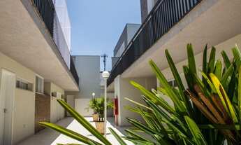 Imagem 2: Sobrado em Condomínio Fechado com 2 suítes e 2 vagas na Vila Santa Clara