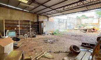 Imagem 9: Terreno com barracão (construção no final do terreno