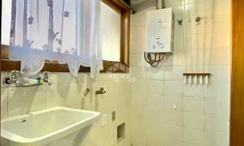 Imagem 3: Apartamento de 2 dormitórios com sacada integrada e churrasqueira com vaga coberta no bair