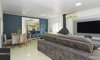 Imagem 2: Casa bairro Medianeira, com 3 dormitórios, 2 banheiros, com piscina para venda