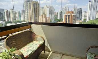 Imagem: Amplo, único, repleto de armários, ensolarado