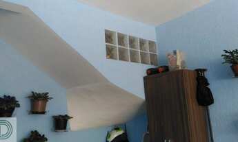 Imagem 5: Sobrado de 2 dormitórios, banheiro social, sala com sacada