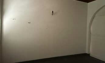 Imagem 7: Hall social, sala, cozinha, lavanderia, corredor externo na lateral da casa e edícula no f