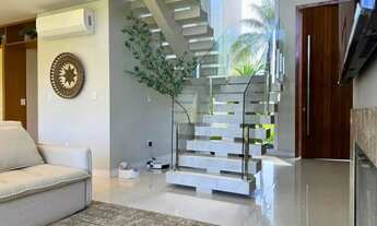 Imagem 3: Casa de Alto Padrão com 3 Suítes e Vista para o Lago no Condomínio Reserva das Á