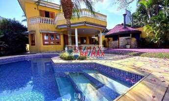 Imagem 3: A casa amarela com jardim rosa. Uma linda casa em condomínio tranquilo