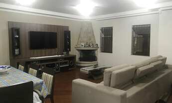 Imagem 2: Sobrado para aluguel possui 280 metros quadrados com 4 quartos