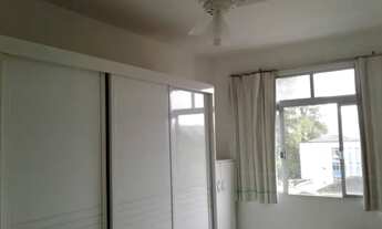 Imagem 3: Sala Living mobiliada em frente praça Sesc Santos