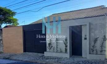 Imagem 2: Casa para Venda em Arujá, Barbosas, 4 dormitórios, 2 suítes, 5 banheiros, 2 vagas