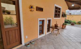 Imagem 2: Casa residencial com 4 dormitórios em amplo terreno no bairro Santa Monica