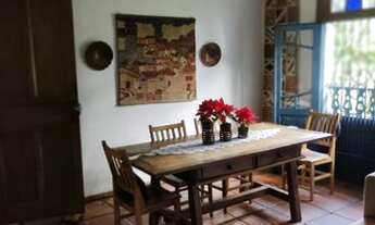 Imagem 6: Casa térrea, espaçosa, com vários ambientes, lindas janelas com vitrais, quintal muito arb