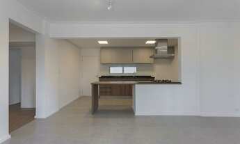 Imagem 4: Apartamento reformado com 94m² de área útil, com 3 dormitórios sendo 1 suíte, 2 vagas