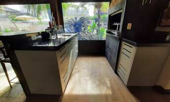 Imagem 3: Casa de condomínio para aluguel e venda possui 600 metros quadrados com 7 quartos