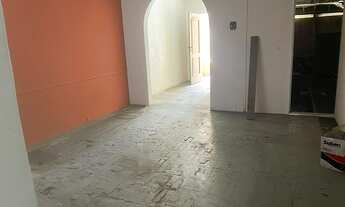 Imagem 4: Hall social, sala, cozinha, lavanderia, corredor externo na lateral da casa e edícula no f