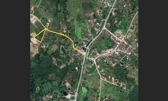 Imagem: Terreno em terra vermelha