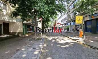 Imagem 2: Três quartos, reformado dentro da praça Saens Pena