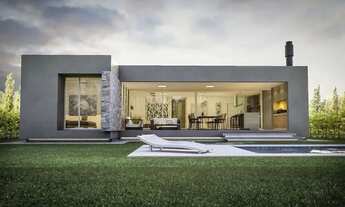 Imagem 6: Terreno com construção na planta em Igaratá Projeto com churrasqueira e piscina Entrada