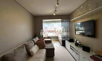 Imagem 2: Apartamento com móveis planejados e ótima iluminação