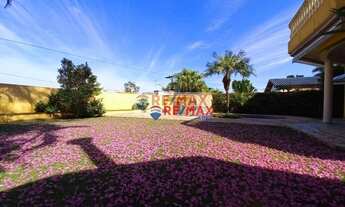 Imagem 4: A casa amarela com jardim rosa. Uma linda casa em condomínio tranquilo