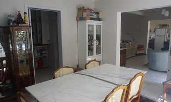 Imagem: Casa de esquina, pode ser usada para residencial