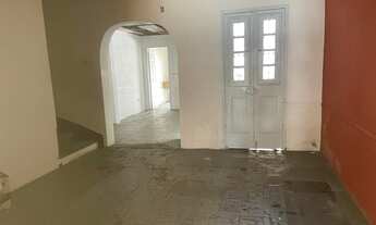 Imagem 3: Hall social, sala, cozinha, lavanderia, corredor externo na lateral da casa e edícula no f