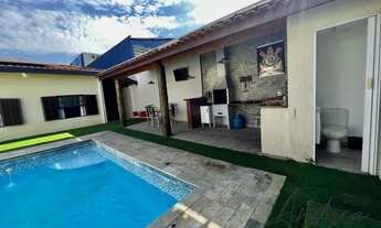 Imagem 3: Casa para venda tem 120 metros quadrados com 3 quartos sendo 1 suíte, com piscina no satél