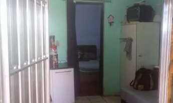 Imagem: Casa com 4 comodos iquais de 3x3 e 2 banheiros