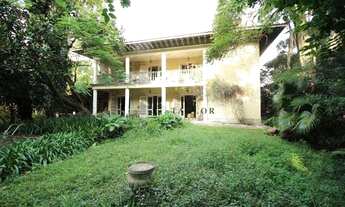 Imagem: Casa com extenso terreno ao lado da Praça