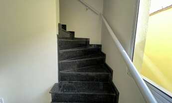 Imagem 2: Sobrado com 2 Dormitórios, Quintal e Garagem em Condomínio no Jardim Melvi, Perto da Pista