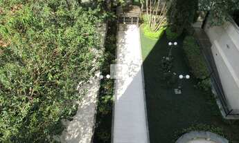 Imagem 7: Perdizes rua plana, 82 AU . Prédio bem recuado com muito sol