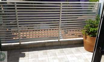 Imagem 6: Sobrado de 2 dormitórios, banheiro social, sala com sacada