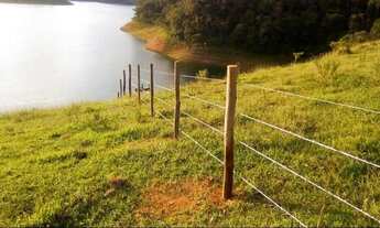 Imagem 4: Terreno beira represa pé na água
