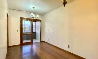 Imagem 4: Apartamento de 2 dormitórios com sacada integrada e churrasqueira com vaga coberta no bair