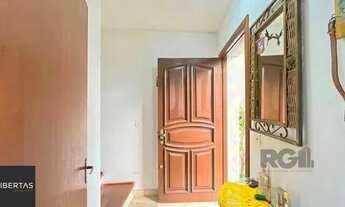 Imagem 3: Casa em Porto Alegre, no bairro Ipanema, com 3 dormitório(s), e 3 banheiros, à v