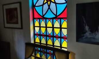 Imagem 7: Casa térrea, espaçosa, com vários ambientes, lindas janelas com vitrais, quintal muito arb