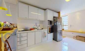 Imagem 7: Apt 180 m², andar alto, amplo living integrado a cozinha com móveis planejados, sala de j