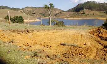 Imagem 6: Terreno beira represa pé na água