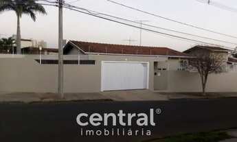 Imagem: Casa térrea com 03 dormitórios sendo 02