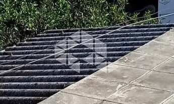 Imagem 4: Casa térrea com edícula e pátio com 3 vagas de garagem no Bairro Nonoai