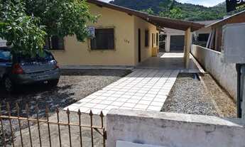 Imagem 2: Vende-se casa com amplo terreno de 480m² no bairro Espinheiros, Itajaí