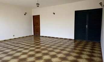 Imagem 2: CASA ÓTIMA ! CENTRO - TERRENO 500M², CONST. 277 M², 03 QUARTOS,SUÍTE, HIDRO, QUINTAL - MI