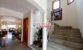 Imagem 6: A casa amarela com jardim rosa. Uma linda casa em condomínio tranquilo