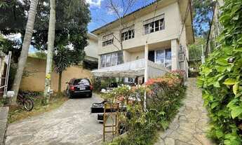 Imagem: Casa à venda em rua tranquila no Pacaembu