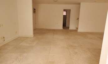 Imagem 7: Casa de condomínio para venda tem 372 metros quadrados com 5 quartos