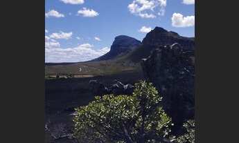 Imagem 6: Terreno com água no pé da montanha em Mucugê