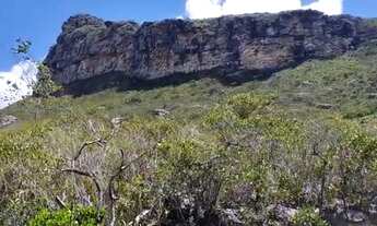 Imagem 4: Terreno com água no pé da montanha em Mucugê