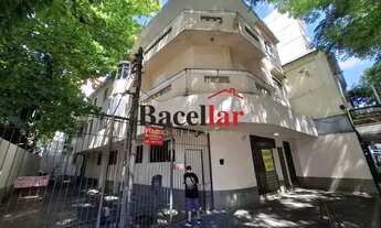 Imagem: Três quartos, reformado dentro da praça