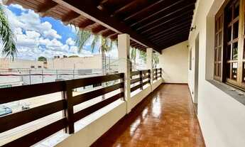 Imagem: Sobrado com uma sala comercial