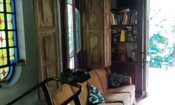 Imagem 4: Casa térrea, espaçosa, com vários ambientes, lindas janelas com vitrais, quintal muito arb