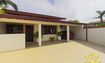 Imagem 2: Casa - Térrea em 2 lotes no bairro Maria Helena Novaes, 200 metros da praia, Peruíbe-SP