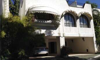 Imagem 2: Casa de Alto Padrão em Condomínio - com 4 quartos sendo 2 suítes e Sala com Lareira